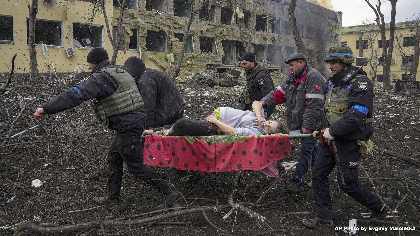 Ukrainian emergency employees and police officers evacuate injured pregnant woman Iryna Kalinina, 32, from a maternity hospital that was damaged by a Russian airstrike in Mariupol, Ukraine, March 9, 2022. The image was part of a series of images by Associated Press photographers that was awarded the 2023 Pulitzer Prize for Breaking News Photography.